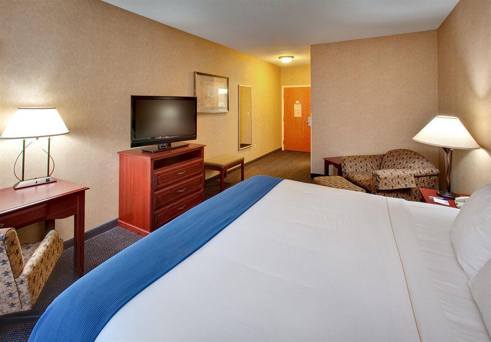 Holiday Inn Express Jamestown By Ihg Room photo
